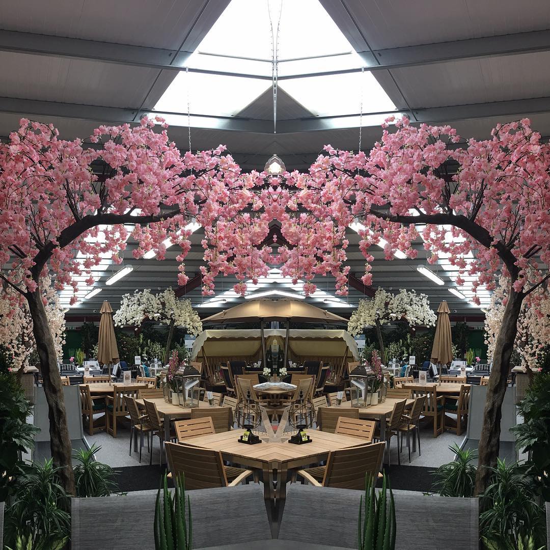 門店內(nèi)裝飾這樣的仿真樹，確是不錯的選擇